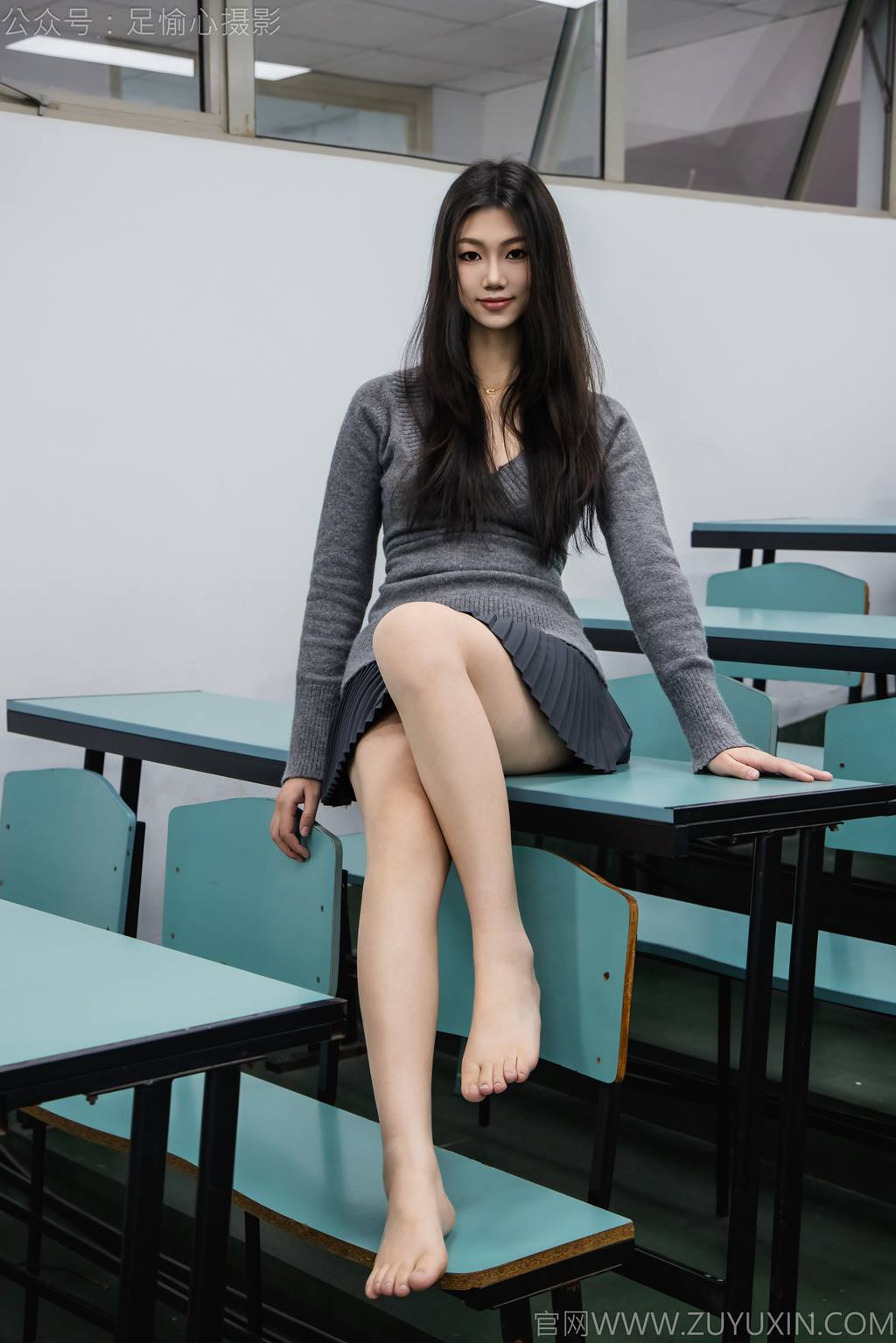 图片[74]-足愉心 NO.042 萱萱（搭配：灰色毛衫、黑色短裙、松糕鞋、白色棉袜、裸足）[110P] – 速更版-美库
