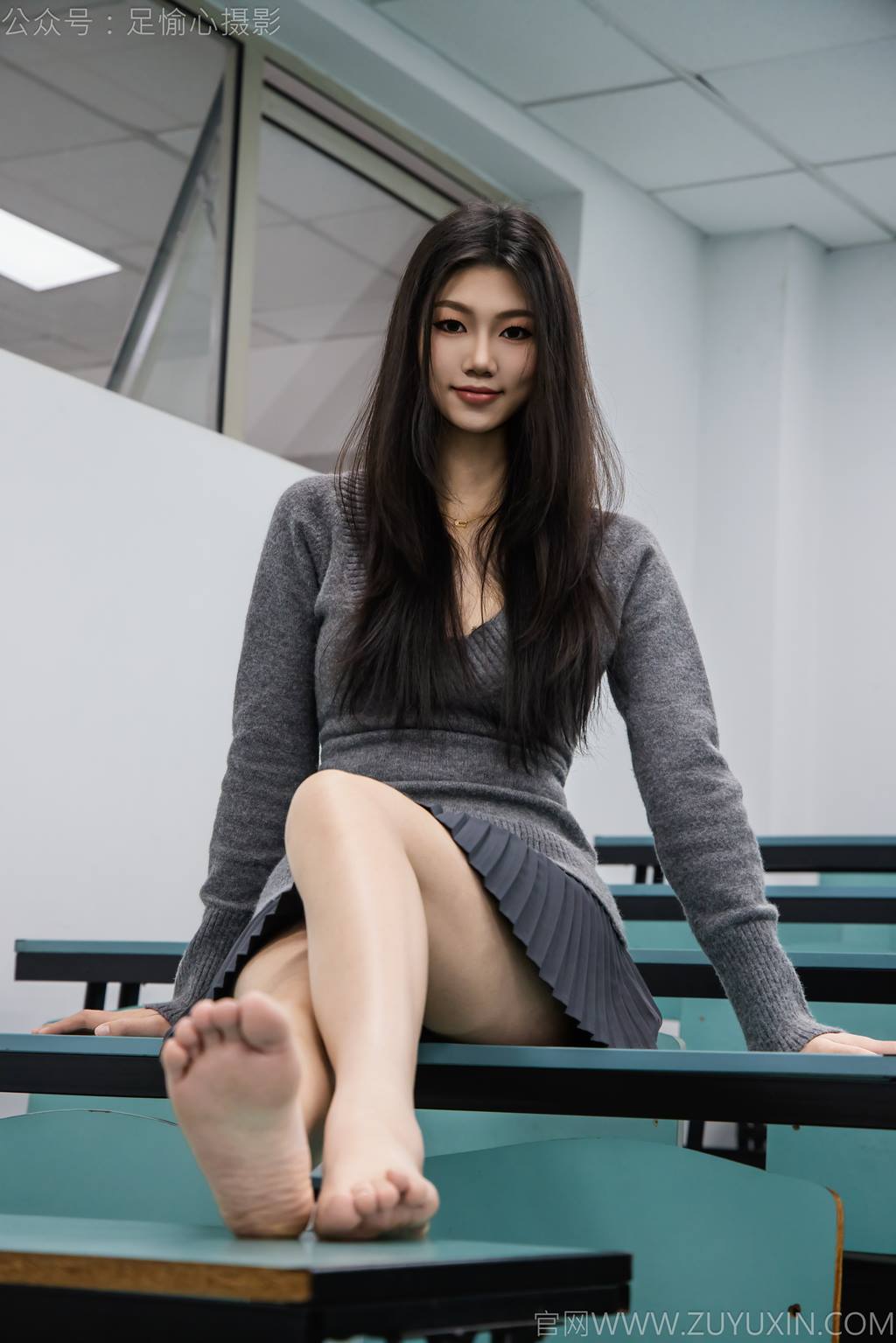 图片[78]-足愉心 NO.042 萱萱（搭配：灰色毛衫、黑色短裙、松糕鞋、白色棉袜、裸足）[110P] – 速更版-美库