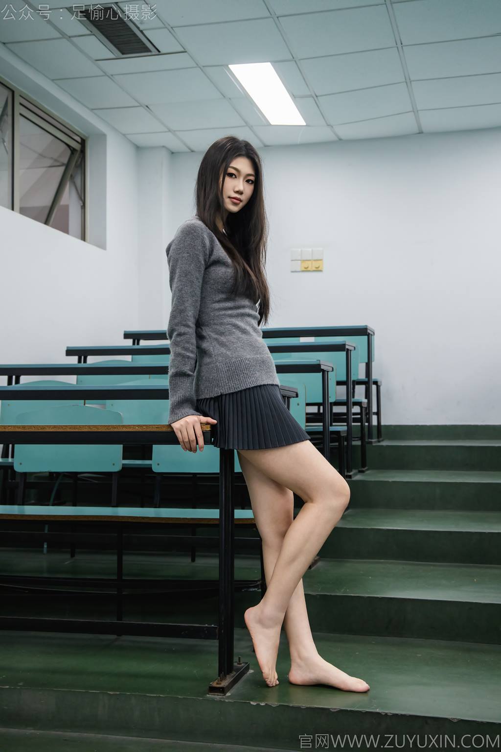 图片[85]-足愉心 NO.042 萱萱（搭配：灰色毛衫、黑色短裙、松糕鞋、白色棉袜、裸足）[110P] – 速更版-美库