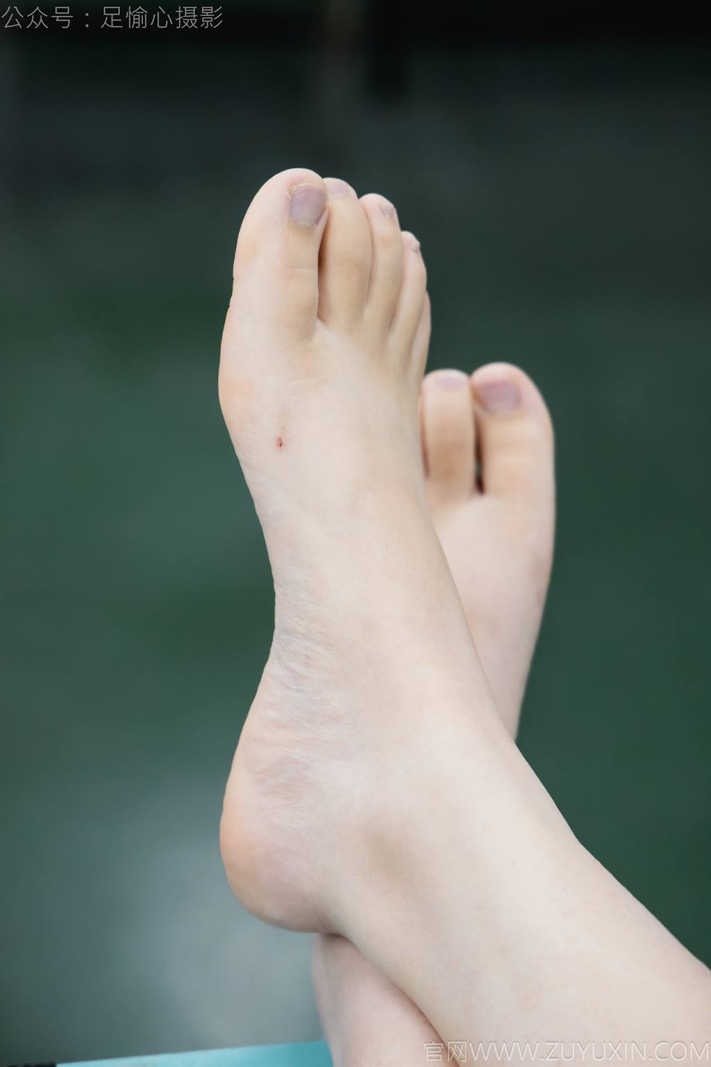 图片[97]-足愉心 NO.042 萱萱（搭配：灰色毛衫、黑色短裙、松糕鞋、白色棉袜、裸足）[110P] – 速更版-美库