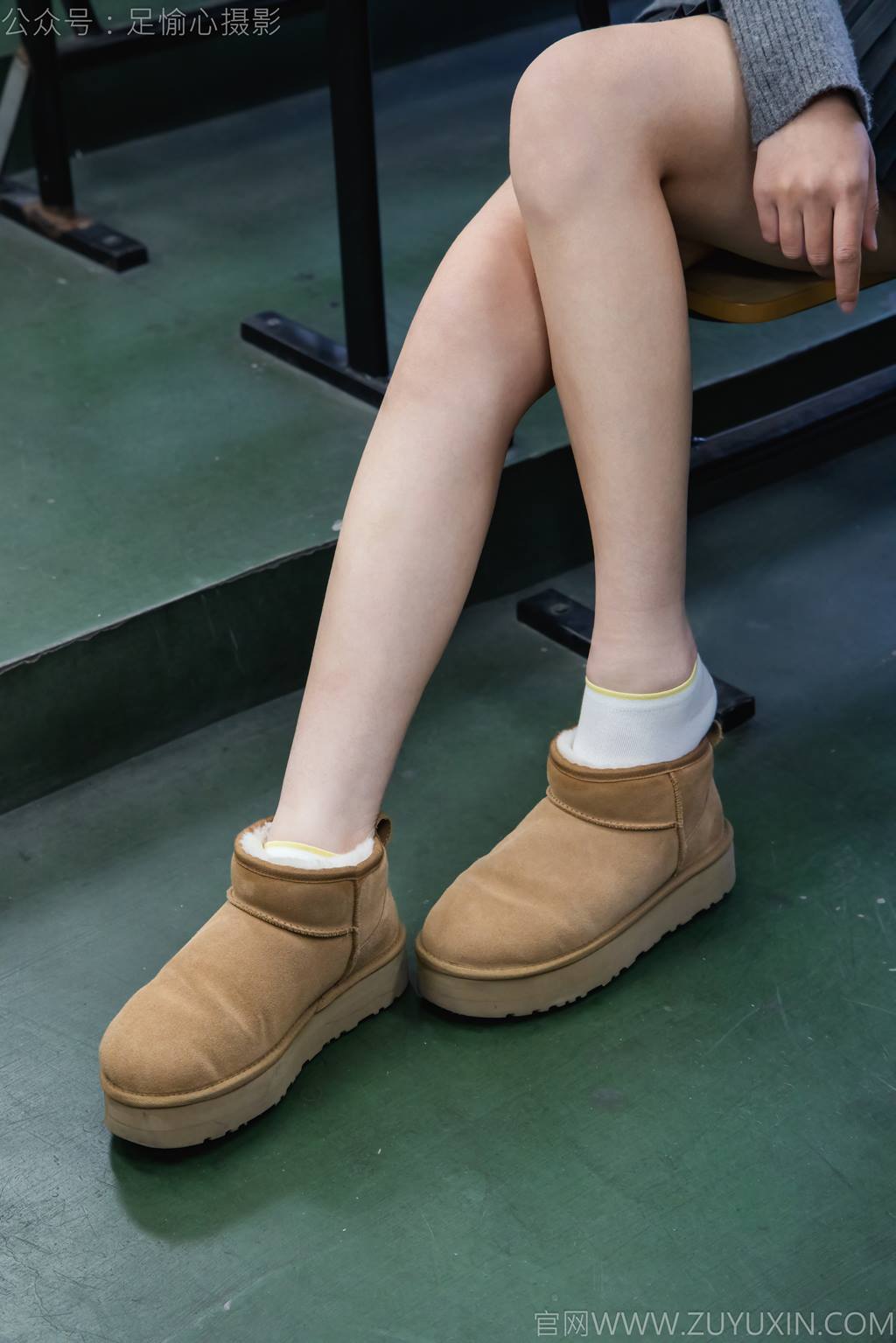 图片[103]-足愉心 NO.042 萱萱（搭配：灰色毛衫、黑色短裙、松糕鞋、白色棉袜、裸足）[110P] – 速更版-美库