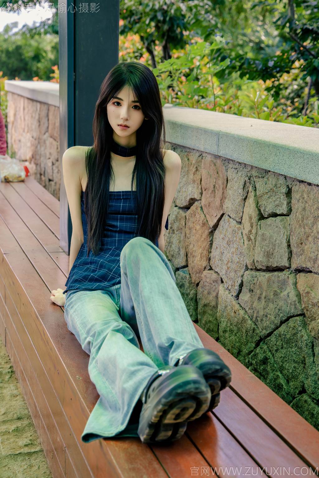 图片[10]-足愉心 NO.049 小瑶（搭配：蓝色格子吊带、牛仔长裤、白棉袜、洞洞鞋、裸足）[90P] – 速更版-美库