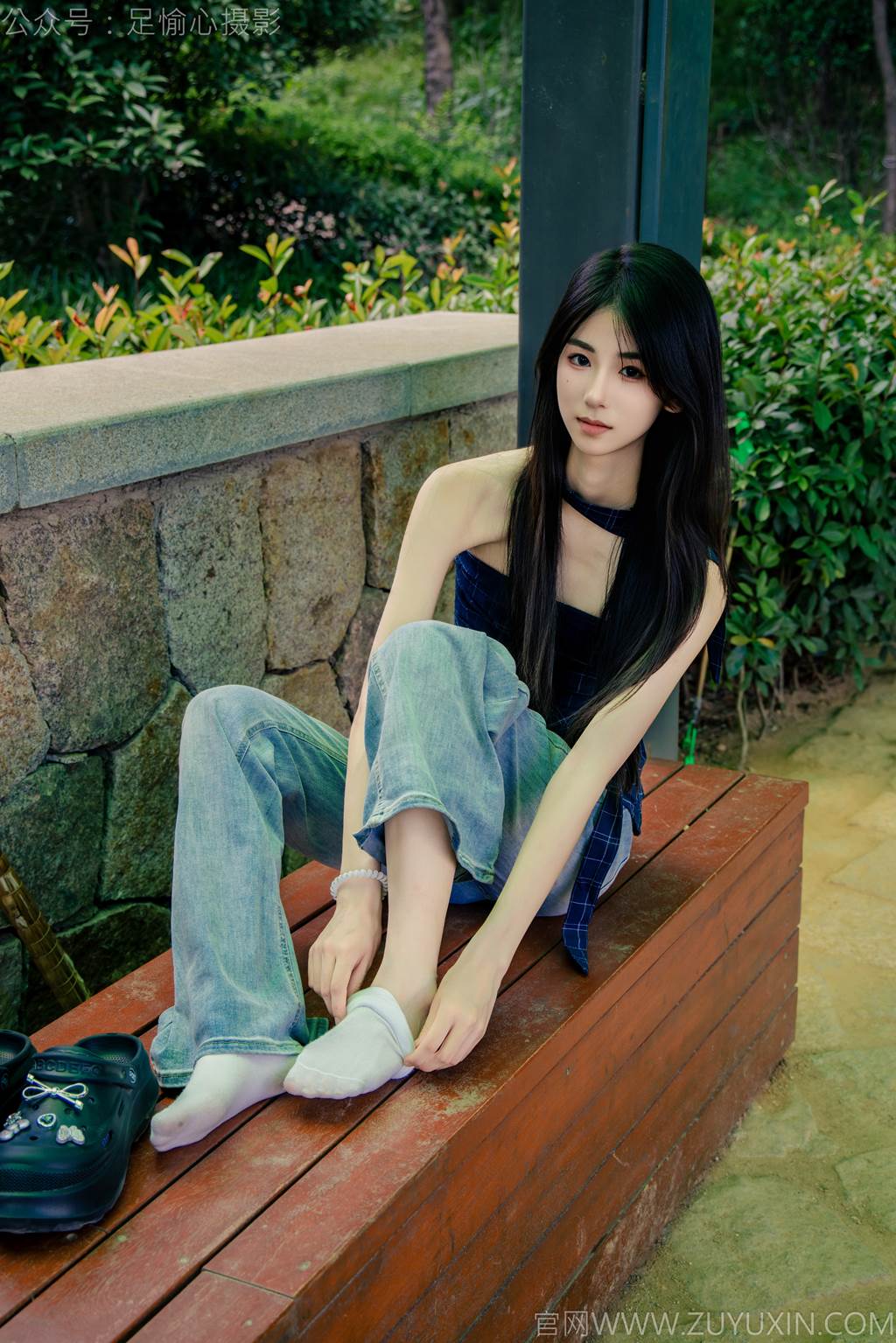 图片[12]-足愉心 NO.049 小瑶（搭配：蓝色格子吊带、牛仔长裤、白棉袜、洞洞鞋、裸足）[90P] – 速更版-美库