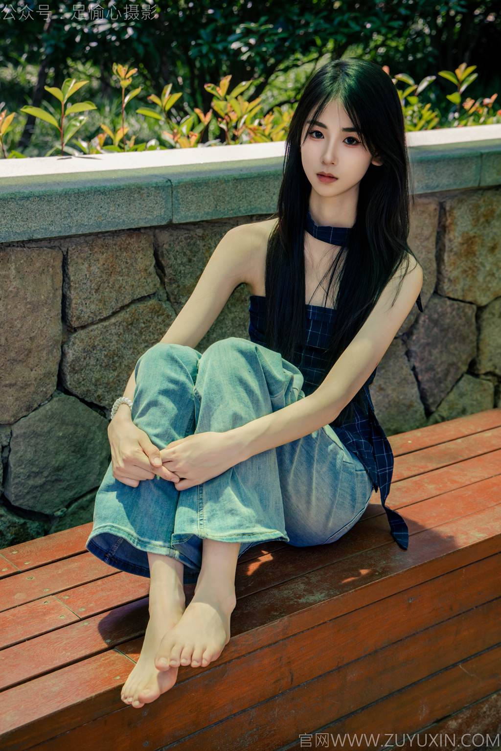 图片[13]-足愉心 NO.049 小瑶（搭配：蓝色格子吊带、牛仔长裤、白棉袜、洞洞鞋、裸足）[90P] – 速更版-美库