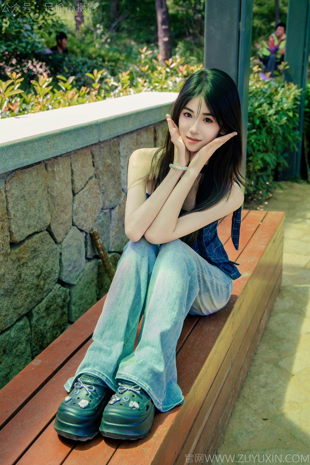 图片[14]-足愉心 NO.049 小瑶（搭配：蓝色格子吊带、牛仔长裤、白棉袜、洞洞鞋、裸足）[90P] – 速更版-美库