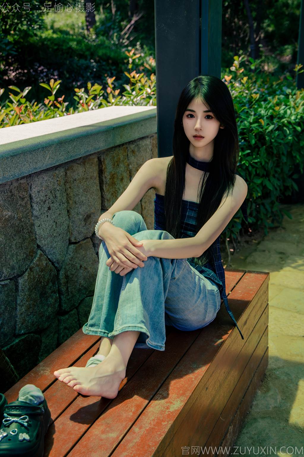 图片[15]-足愉心 NO.049 小瑶（搭配：蓝色格子吊带、牛仔长裤、白棉袜、洞洞鞋、裸足）[90P] – 速更版-美库