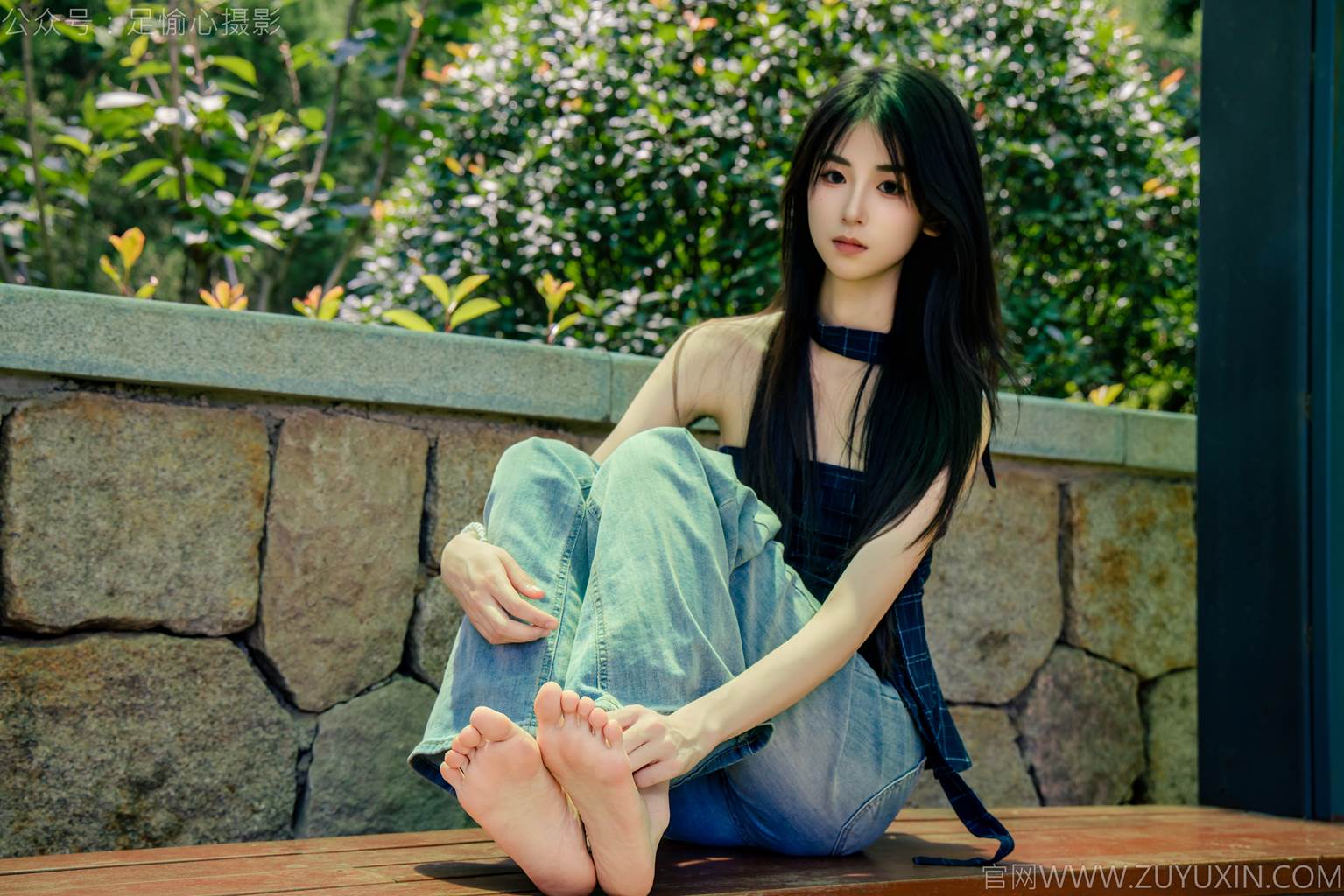 图片[16]-足愉心 NO.049 小瑶（搭配：蓝色格子吊带、牛仔长裤、白棉袜、洞洞鞋、裸足）[90P] – 速更版-美库