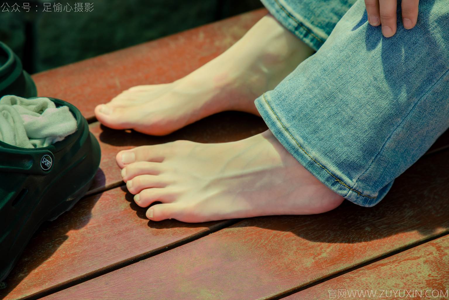 图片[18]-足愉心 NO.049 小瑶（搭配：蓝色格子吊带、牛仔长裤、白棉袜、洞洞鞋、裸足）[90P] – 速更版-美库