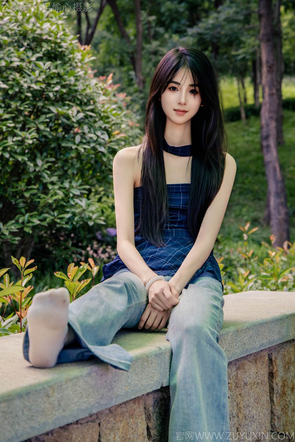 图片[19]-足愉心 NO.049 小瑶（搭配：蓝色格子吊带、牛仔长裤、白棉袜、洞洞鞋、裸足）[90P] – 速更版-美库