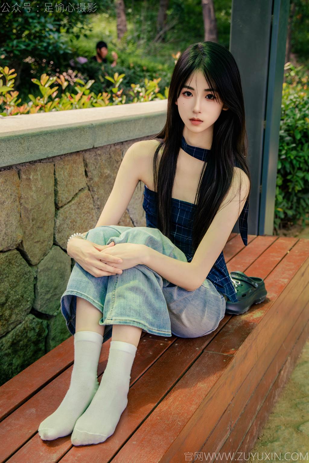 图片[20]-足愉心 NO.049 小瑶（搭配：蓝色格子吊带、牛仔长裤、白棉袜、洞洞鞋、裸足）[90P] – 速更版-美库