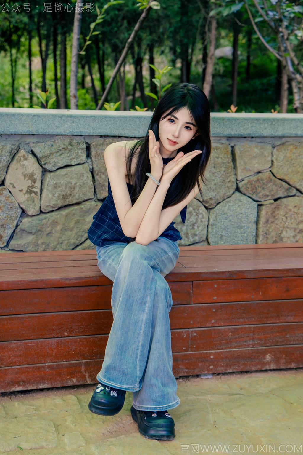图片[21]-足愉心 NO.049 小瑶（搭配：蓝色格子吊带、牛仔长裤、白棉袜、洞洞鞋、裸足）[90P] – 速更版-美库