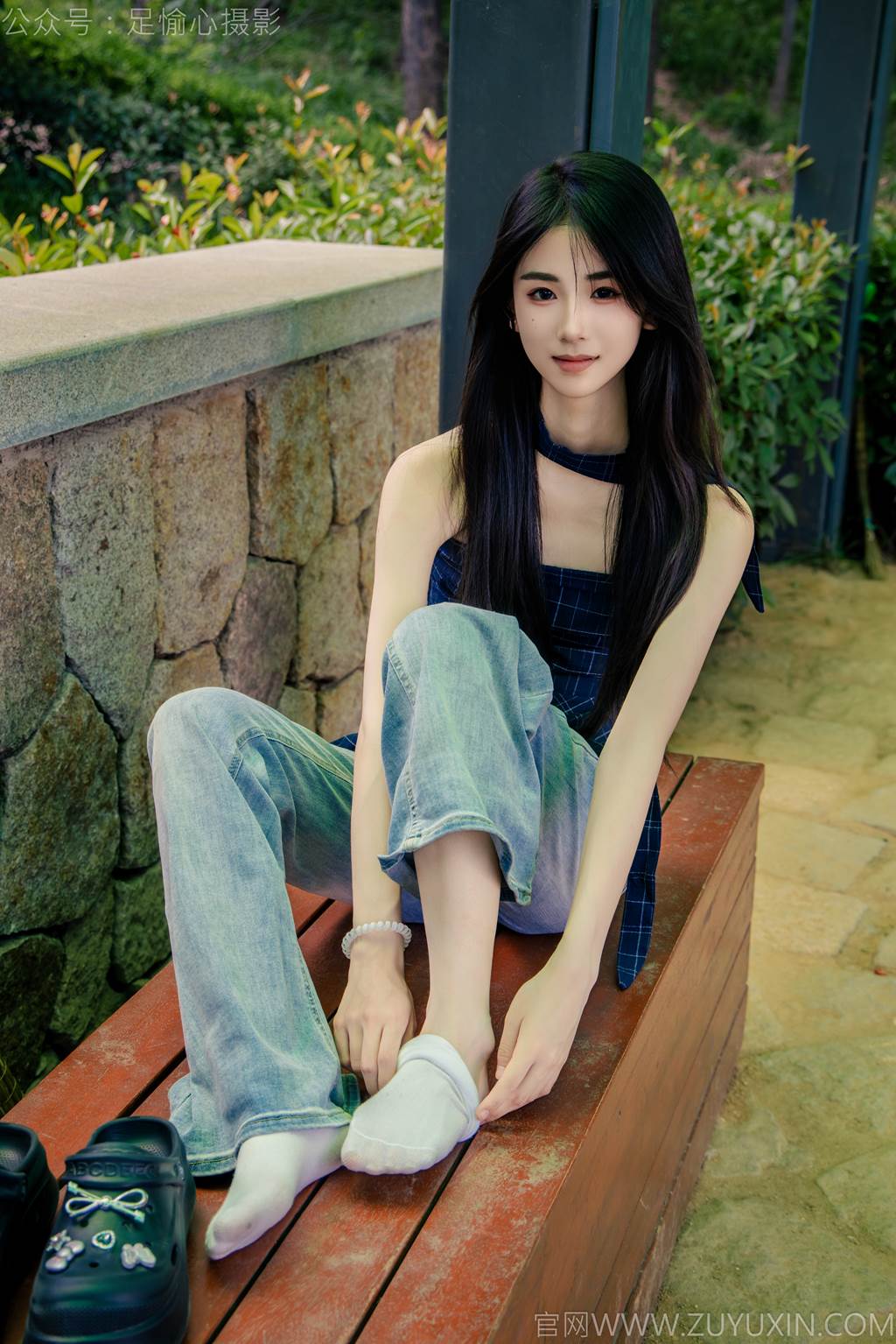 图片[22]-足愉心 NO.049 小瑶（搭配：蓝色格子吊带、牛仔长裤、白棉袜、洞洞鞋、裸足）[90P] – 速更版-美库