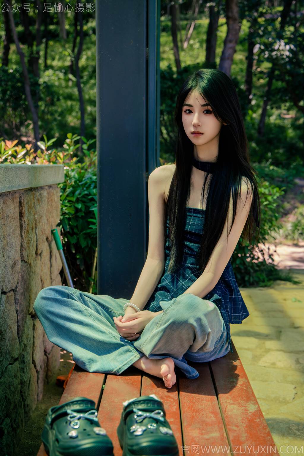 图片[23]-足愉心 NO.049 小瑶（搭配：蓝色格子吊带、牛仔长裤、白棉袜、洞洞鞋、裸足）[90P] – 速更版-美库