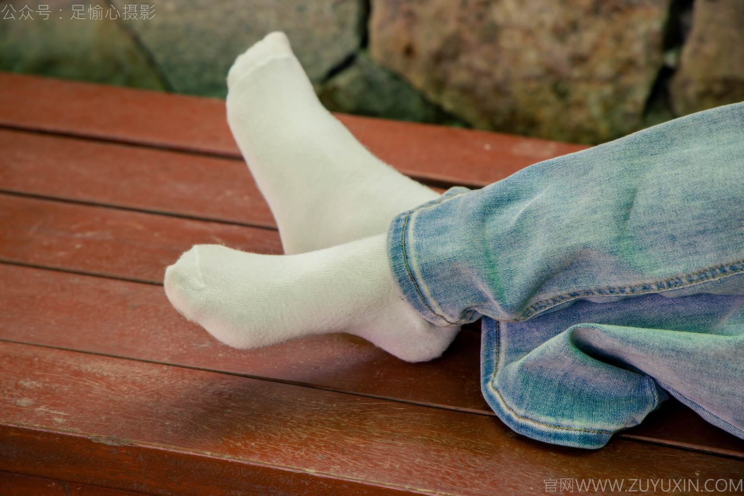 图片[25]-足愉心 NO.049 小瑶（搭配：蓝色格子吊带、牛仔长裤、白棉袜、洞洞鞋、裸足）[90P] – 速更版-美库