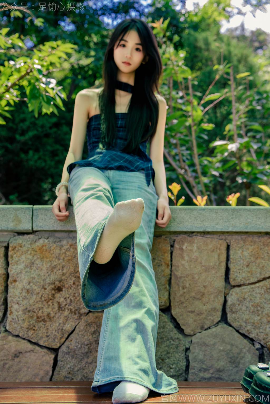 图片[26]-足愉心 NO.049 小瑶（搭配：蓝色格子吊带、牛仔长裤、白棉袜、洞洞鞋、裸足）[90P] – 速更版-美库
