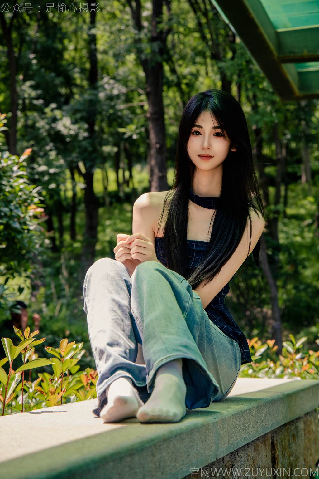 图片[28]-足愉心 NO.049 小瑶（搭配：蓝色格子吊带、牛仔长裤、白棉袜、洞洞鞋、裸足）[90P] – 速更版-美库