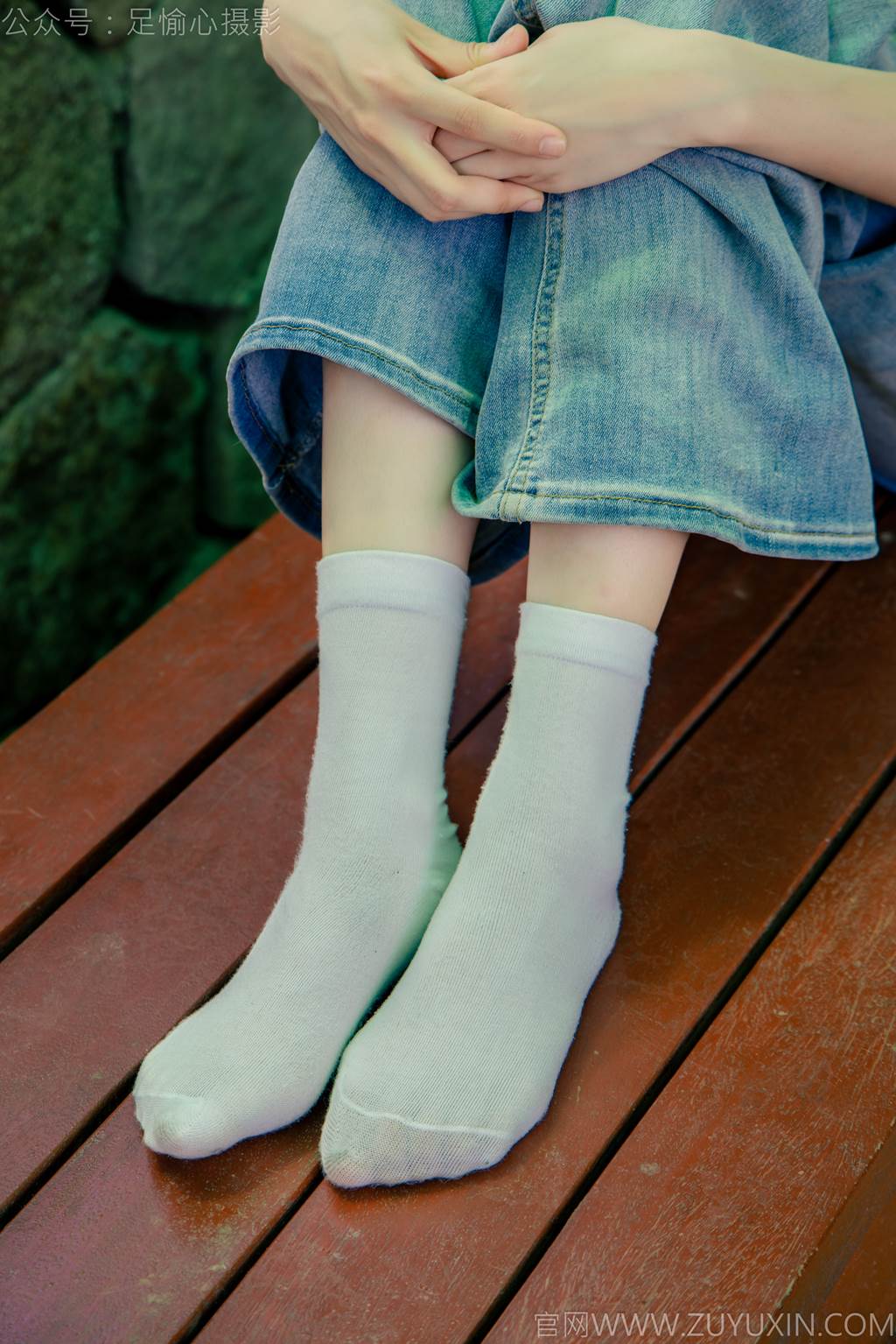 图片[29]-足愉心 NO.049 小瑶（搭配：蓝色格子吊带、牛仔长裤、白棉袜、洞洞鞋、裸足）[90P] – 速更版-美库