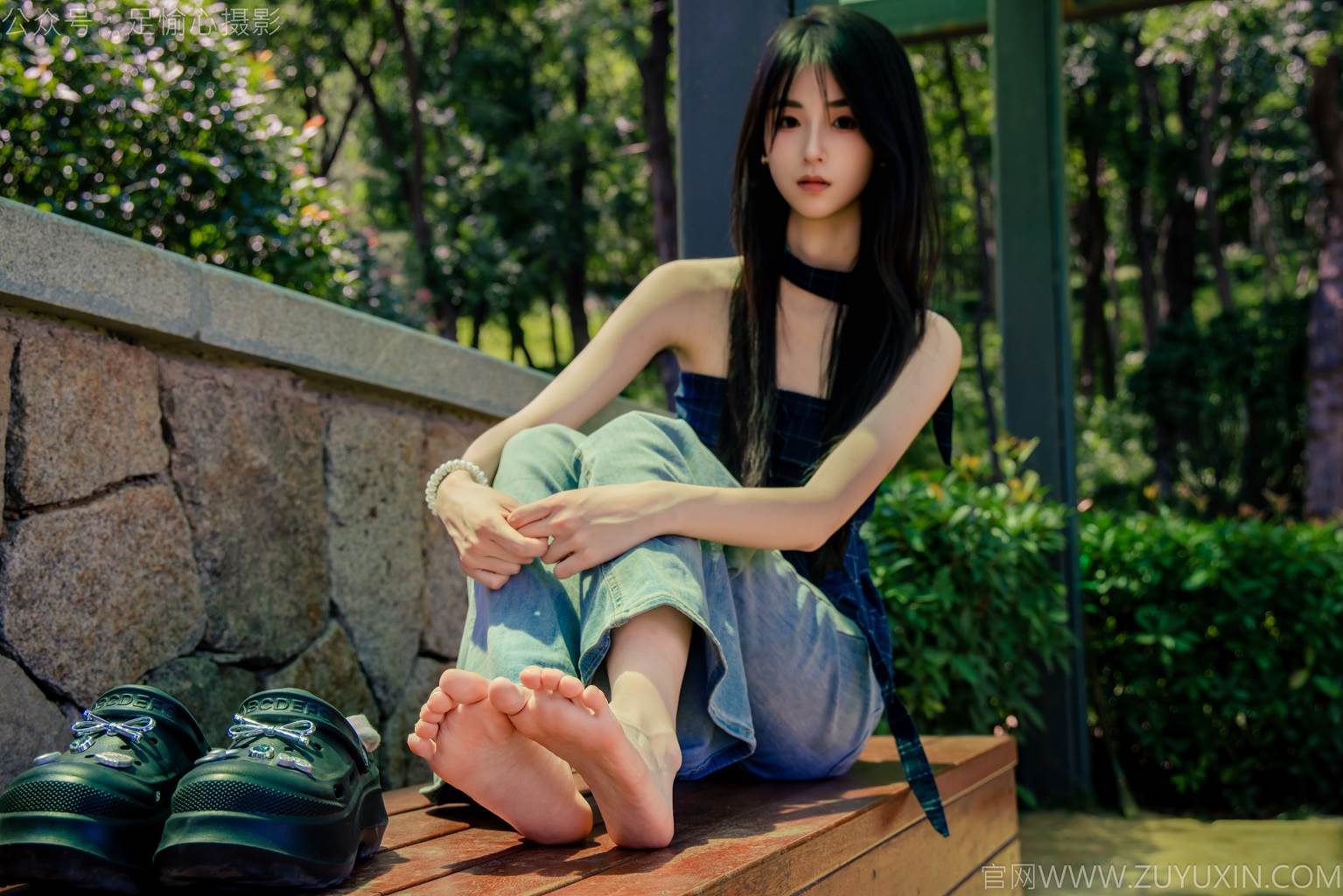 图片[30]-足愉心 NO.049 小瑶（搭配：蓝色格子吊带、牛仔长裤、白棉袜、洞洞鞋、裸足）[90P] – 速更版-美库