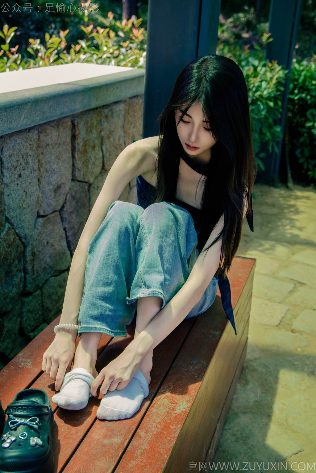 图片[31]-足愉心 NO.049 小瑶（搭配：蓝色格子吊带、牛仔长裤、白棉袜、洞洞鞋、裸足）[90P] – 速更版-美库