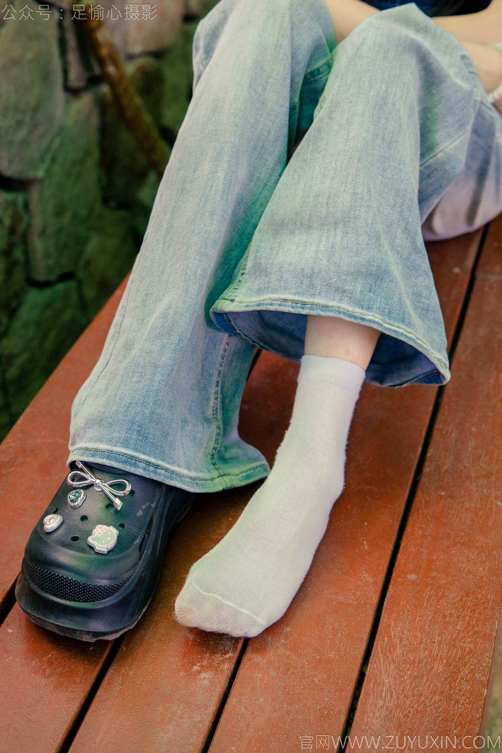 图片[32]-足愉心 NO.049 小瑶（搭配：蓝色格子吊带、牛仔长裤、白棉袜、洞洞鞋、裸足）[90P] – 速更版-美库