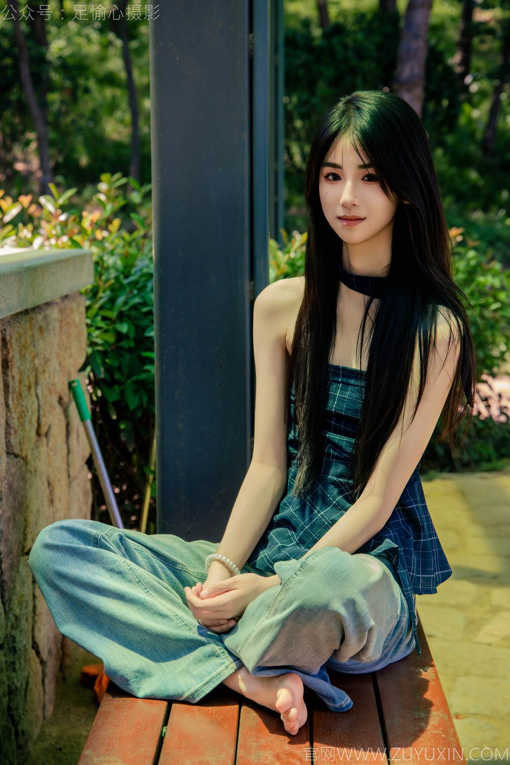 图片[34]-足愉心 NO.049 小瑶（搭配：蓝色格子吊带、牛仔长裤、白棉袜、洞洞鞋、裸足）[90P] – 速更版-美库