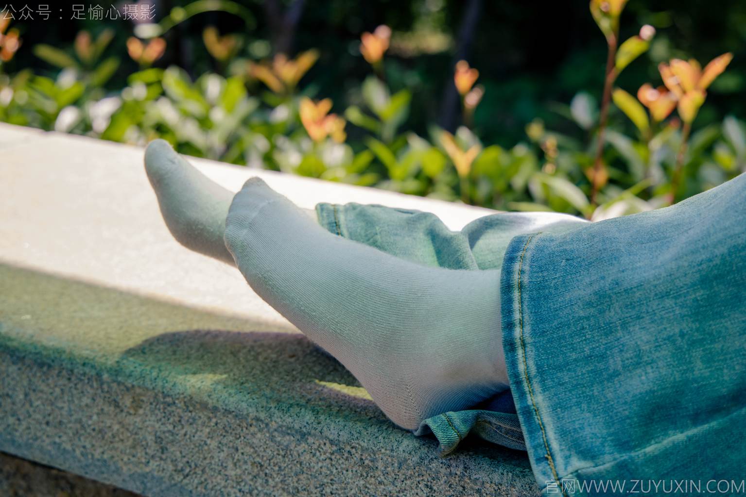图片[35]-足愉心 NO.049 小瑶（搭配：蓝色格子吊带、牛仔长裤、白棉袜、洞洞鞋、裸足）[90P] – 速更版-美库