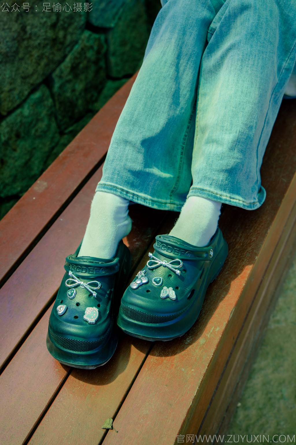 图片[36]-足愉心 NO.049 小瑶（搭配：蓝色格子吊带、牛仔长裤、白棉袜、洞洞鞋、裸足）[90P] – 速更版-美库