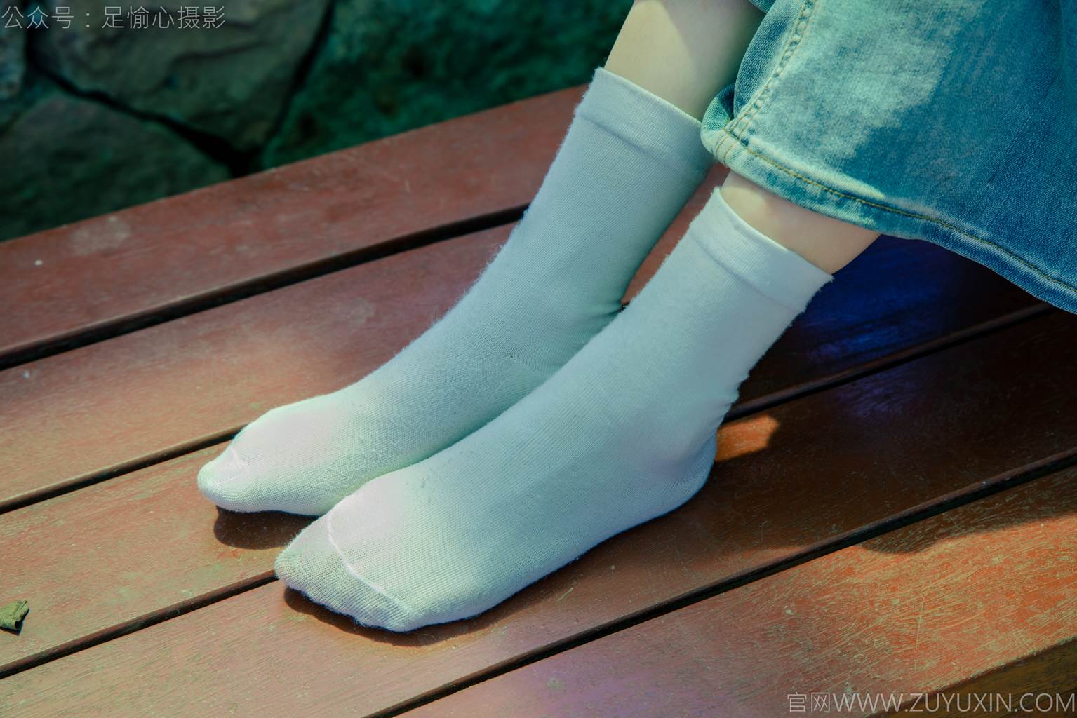 图片[39]-足愉心 NO.049 小瑶（搭配：蓝色格子吊带、牛仔长裤、白棉袜、洞洞鞋、裸足）[90P] – 速更版-美库