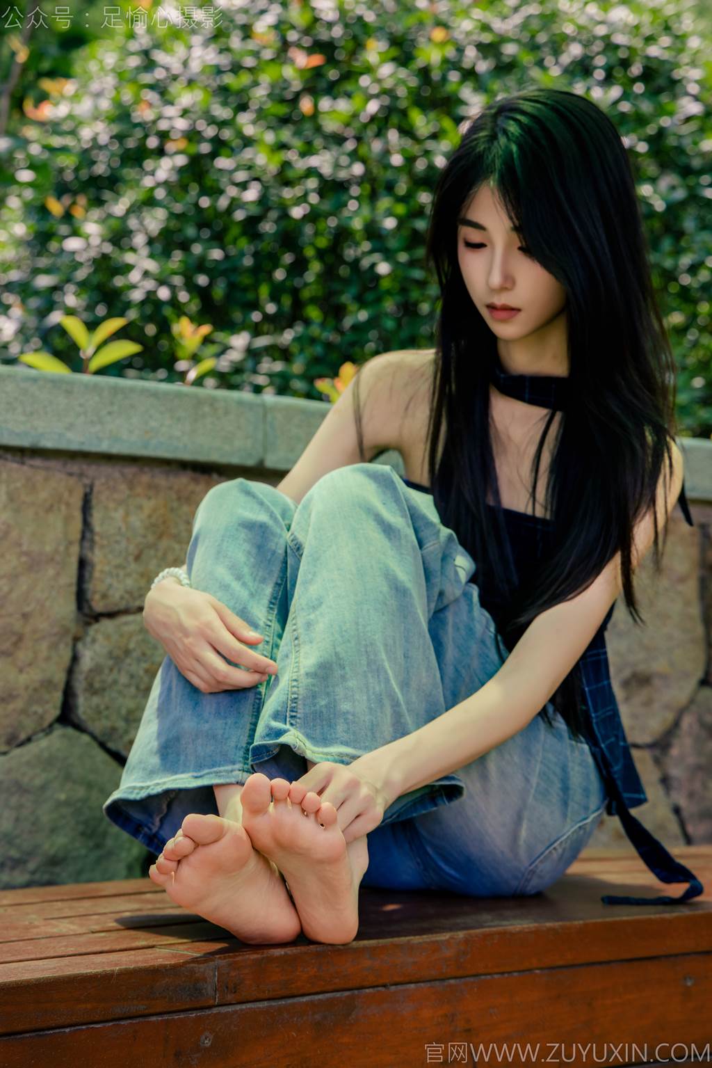 图片[40]-足愉心 NO.049 小瑶（搭配：蓝色格子吊带、牛仔长裤、白棉袜、洞洞鞋、裸足）[90P] – 速更版-美库