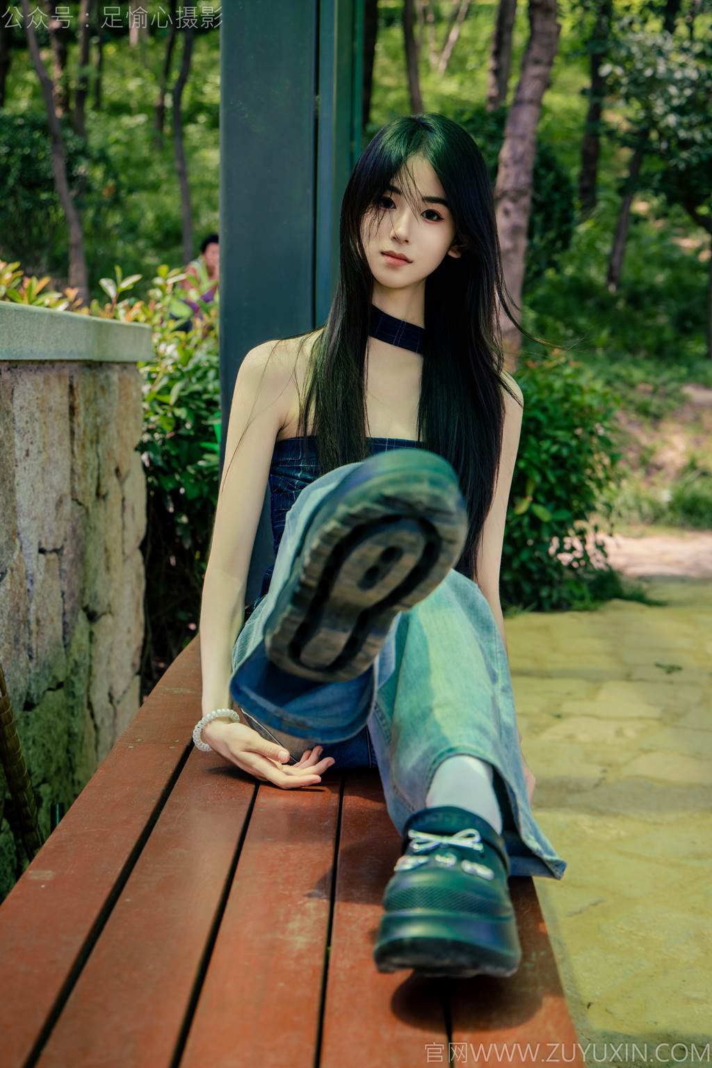 图片[41]-足愉心 NO.049 小瑶（搭配：蓝色格子吊带、牛仔长裤、白棉袜、洞洞鞋、裸足）[90P] – 速更版-美库