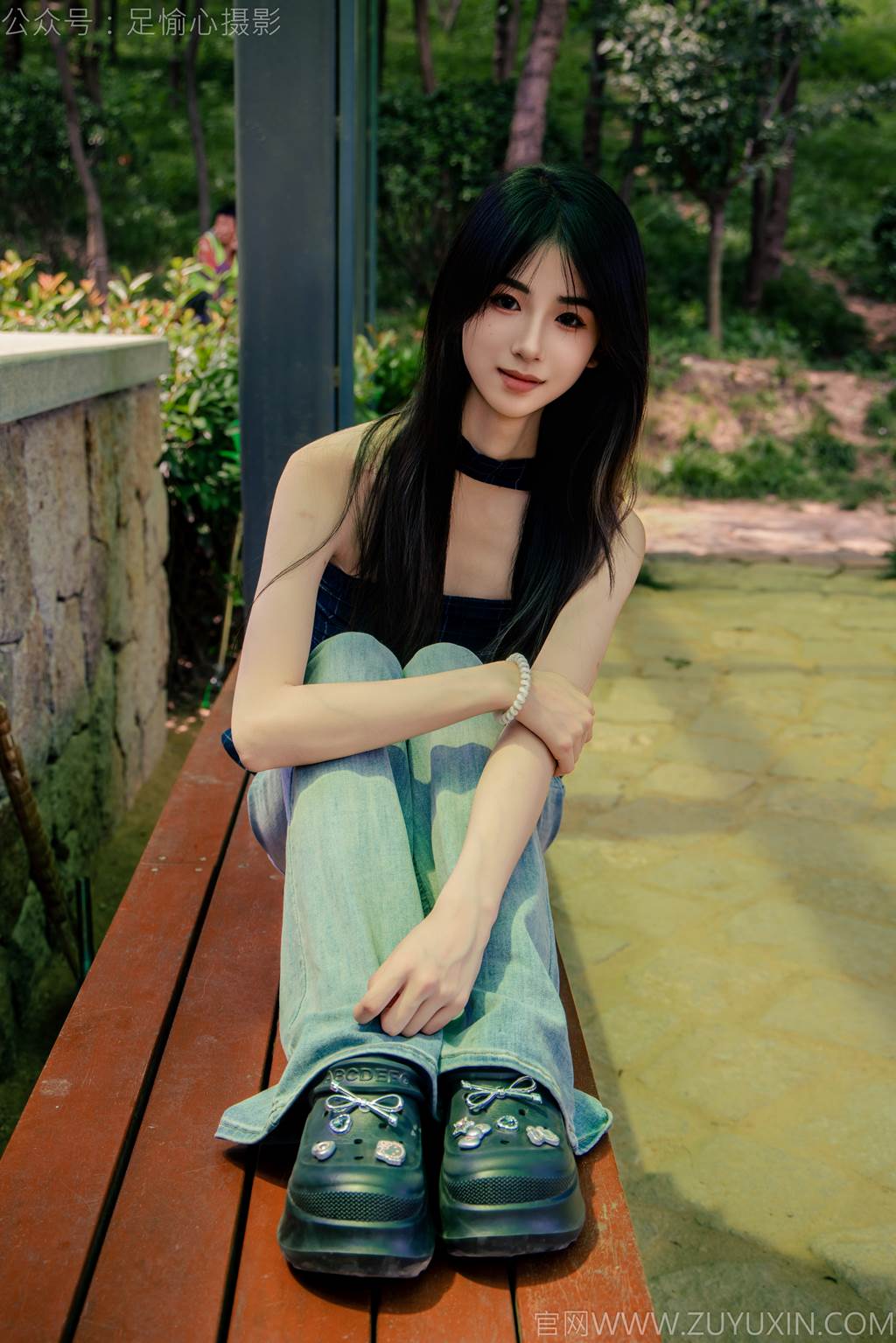 图片[42]-足愉心 NO.049 小瑶（搭配：蓝色格子吊带、牛仔长裤、白棉袜、洞洞鞋、裸足）[90P] – 速更版-美库