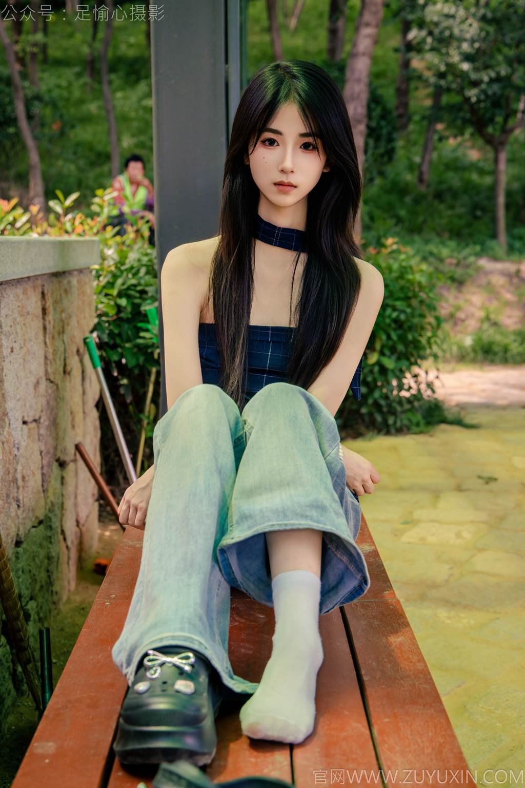 图片[43]-足愉心 NO.049 小瑶（搭配：蓝色格子吊带、牛仔长裤、白棉袜、洞洞鞋、裸足）[90P] – 速更版-美库
