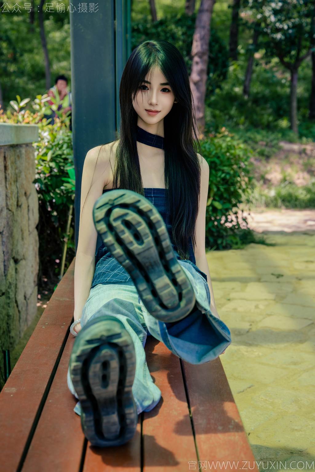 图片[44]-足愉心 NO.049 小瑶（搭配：蓝色格子吊带、牛仔长裤、白棉袜、洞洞鞋、裸足）[90P] – 速更版-美库