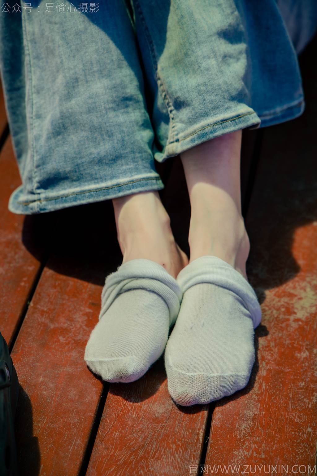 图片[45]-足愉心 NO.049 小瑶（搭配：蓝色格子吊带、牛仔长裤、白棉袜、洞洞鞋、裸足）[90P] – 速更版-美库