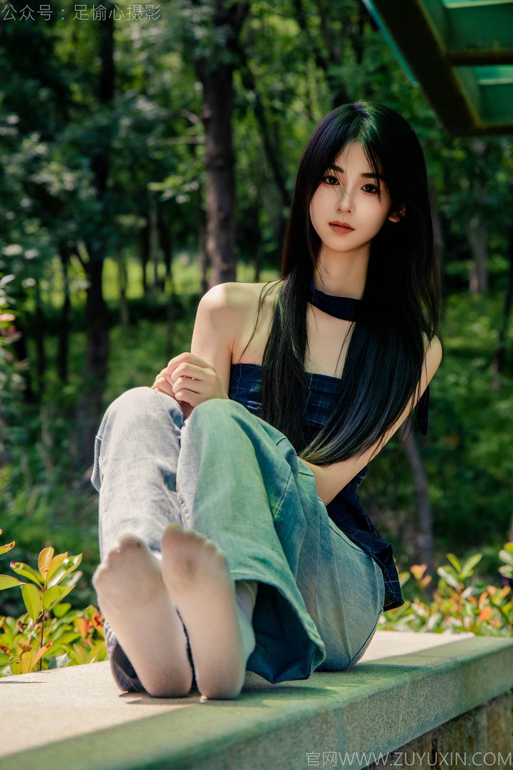图片[46]-足愉心 NO.049 小瑶（搭配：蓝色格子吊带、牛仔长裤、白棉袜、洞洞鞋、裸足）[90P] – 速更版-美库