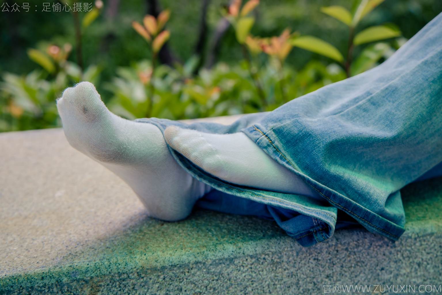 图片[47]-足愉心 NO.049 小瑶（搭配：蓝色格子吊带、牛仔长裤、白棉袜、洞洞鞋、裸足）[90P] – 速更版-美库