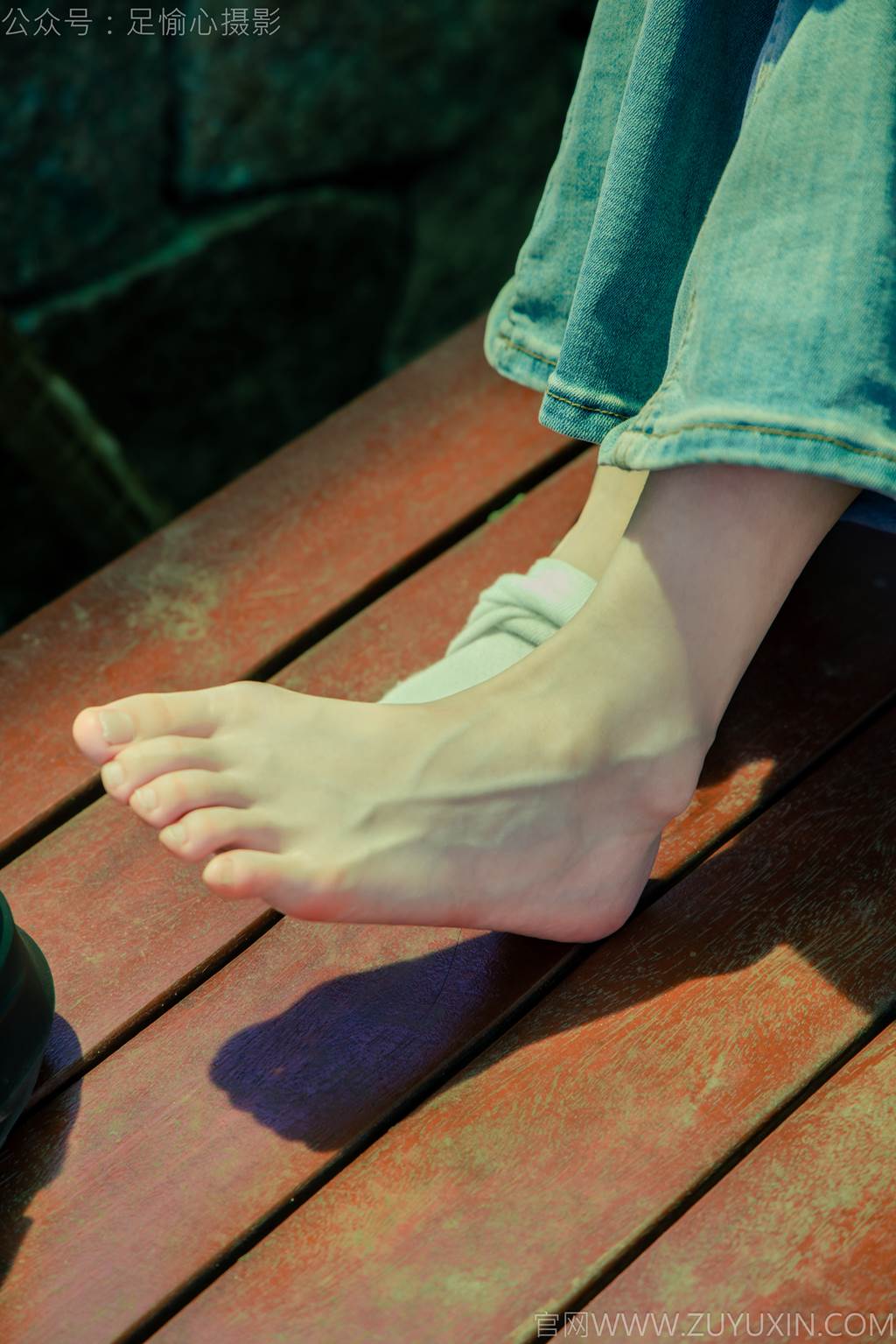图片[48]-足愉心 NO.049 小瑶（搭配：蓝色格子吊带、牛仔长裤、白棉袜、洞洞鞋、裸足）[90P] – 速更版-美库