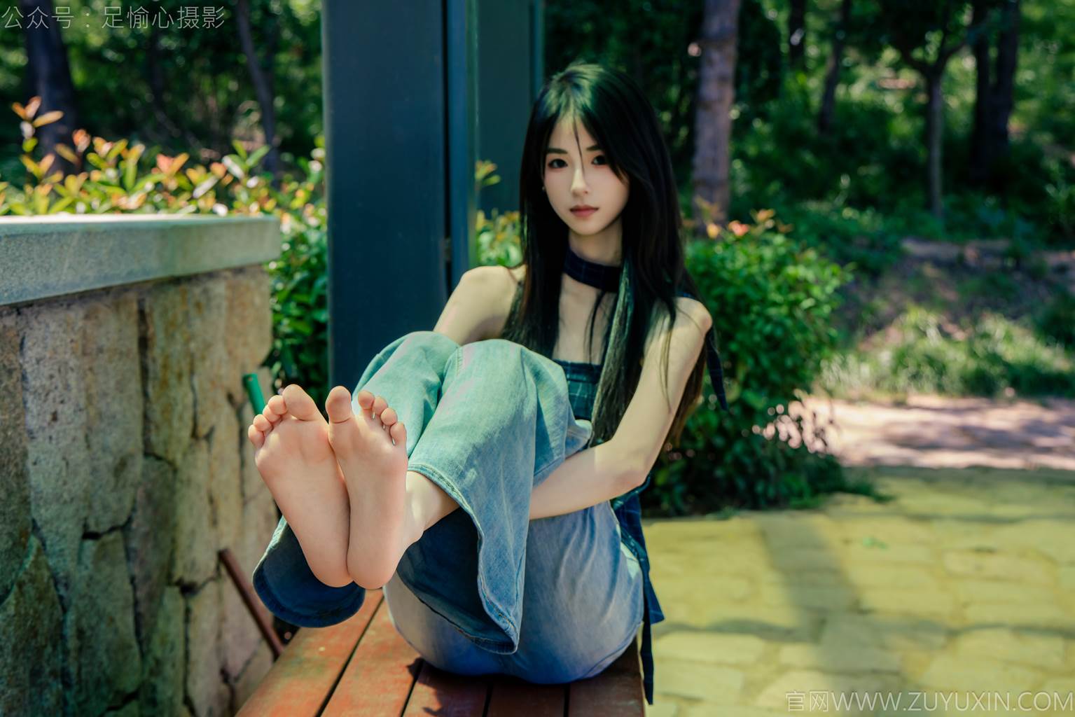 图片[51]-足愉心 NO.049 小瑶（搭配：蓝色格子吊带、牛仔长裤、白棉袜、洞洞鞋、裸足）[90P] – 速更版-美库