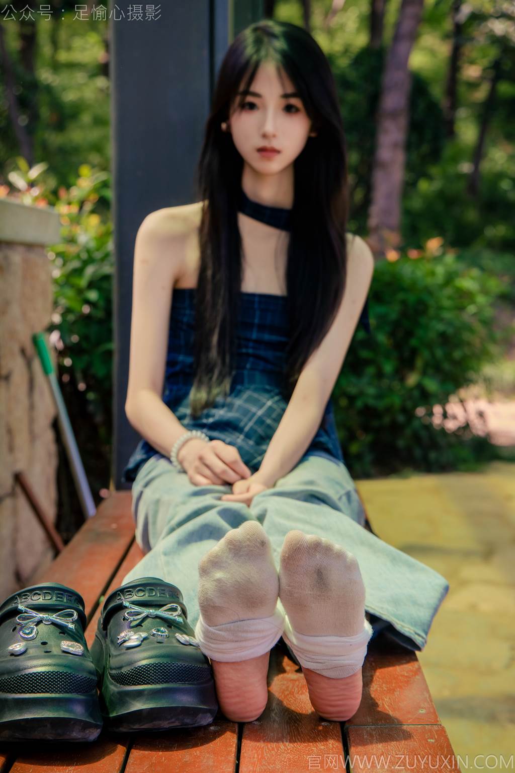 图片[52]-足愉心 NO.049 小瑶（搭配：蓝色格子吊带、牛仔长裤、白棉袜、洞洞鞋、裸足）[90P] – 速更版-美库