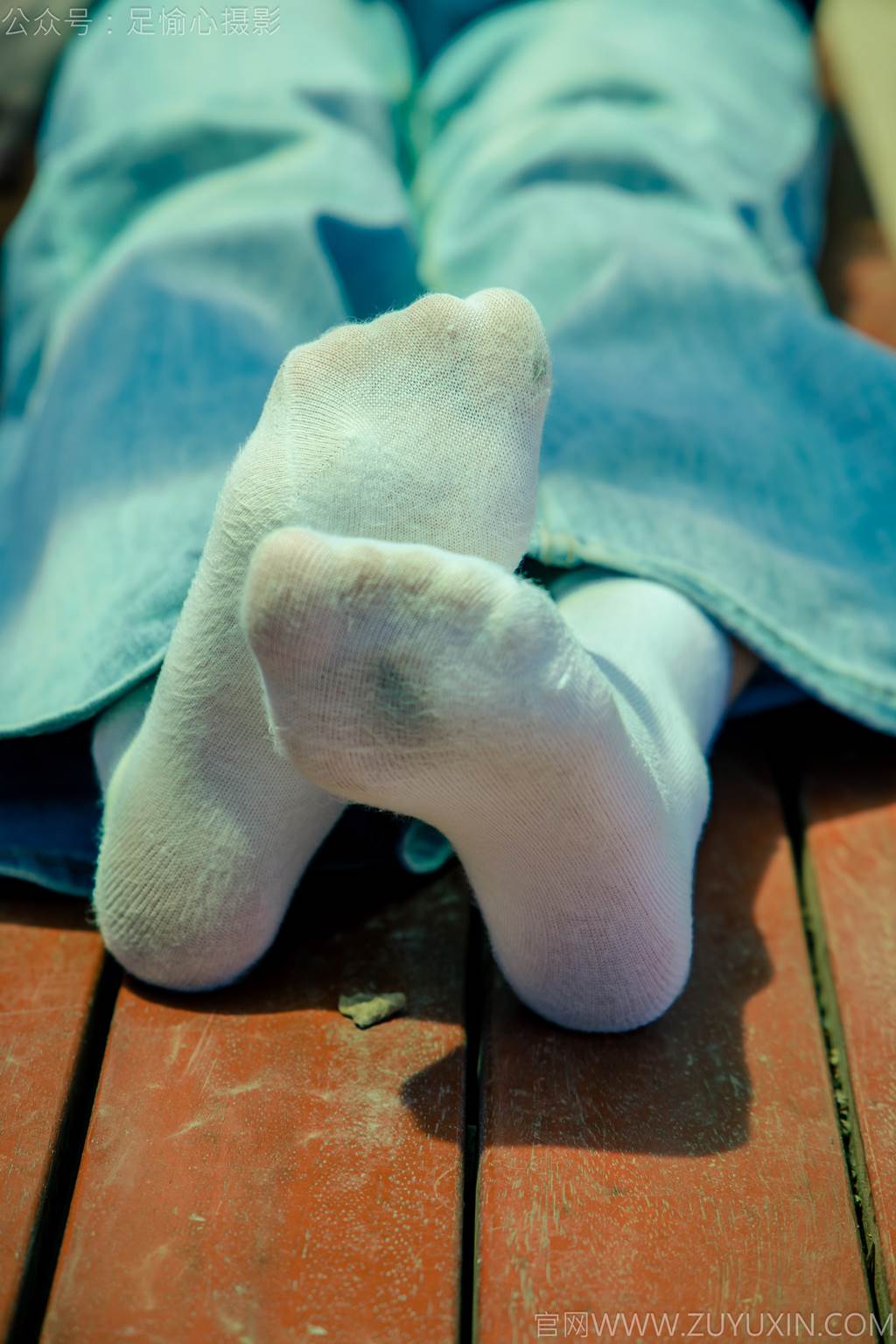 图片[53]-足愉心 NO.049 小瑶（搭配：蓝色格子吊带、牛仔长裤、白棉袜、洞洞鞋、裸足）[90P] – 速更版-美库