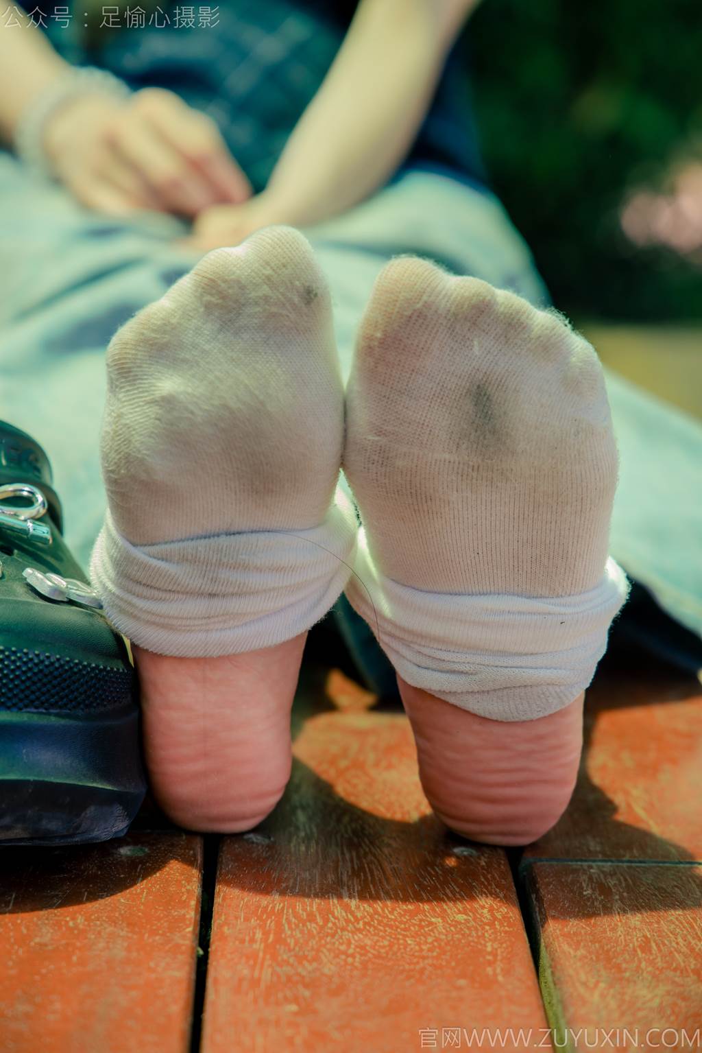 图片[55]-足愉心 NO.049 小瑶（搭配：蓝色格子吊带、牛仔长裤、白棉袜、洞洞鞋、裸足）[90P] – 速更版-美库