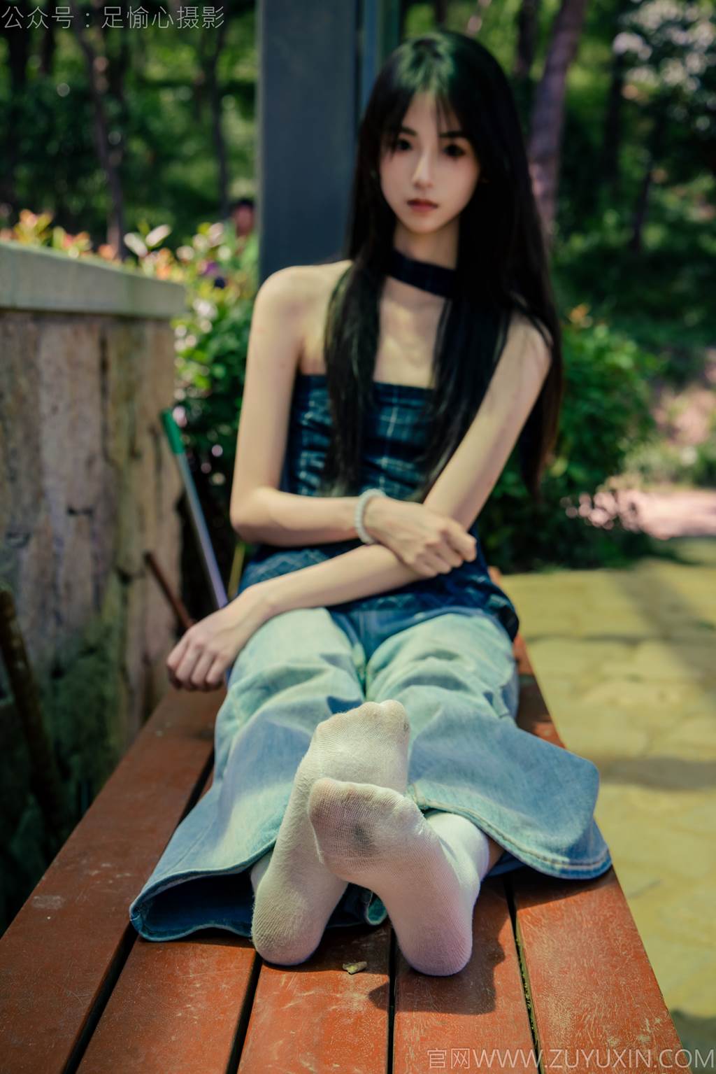 图片[56]-足愉心 NO.049 小瑶（搭配：蓝色格子吊带、牛仔长裤、白棉袜、洞洞鞋、裸足）[90P] – 速更版-美库