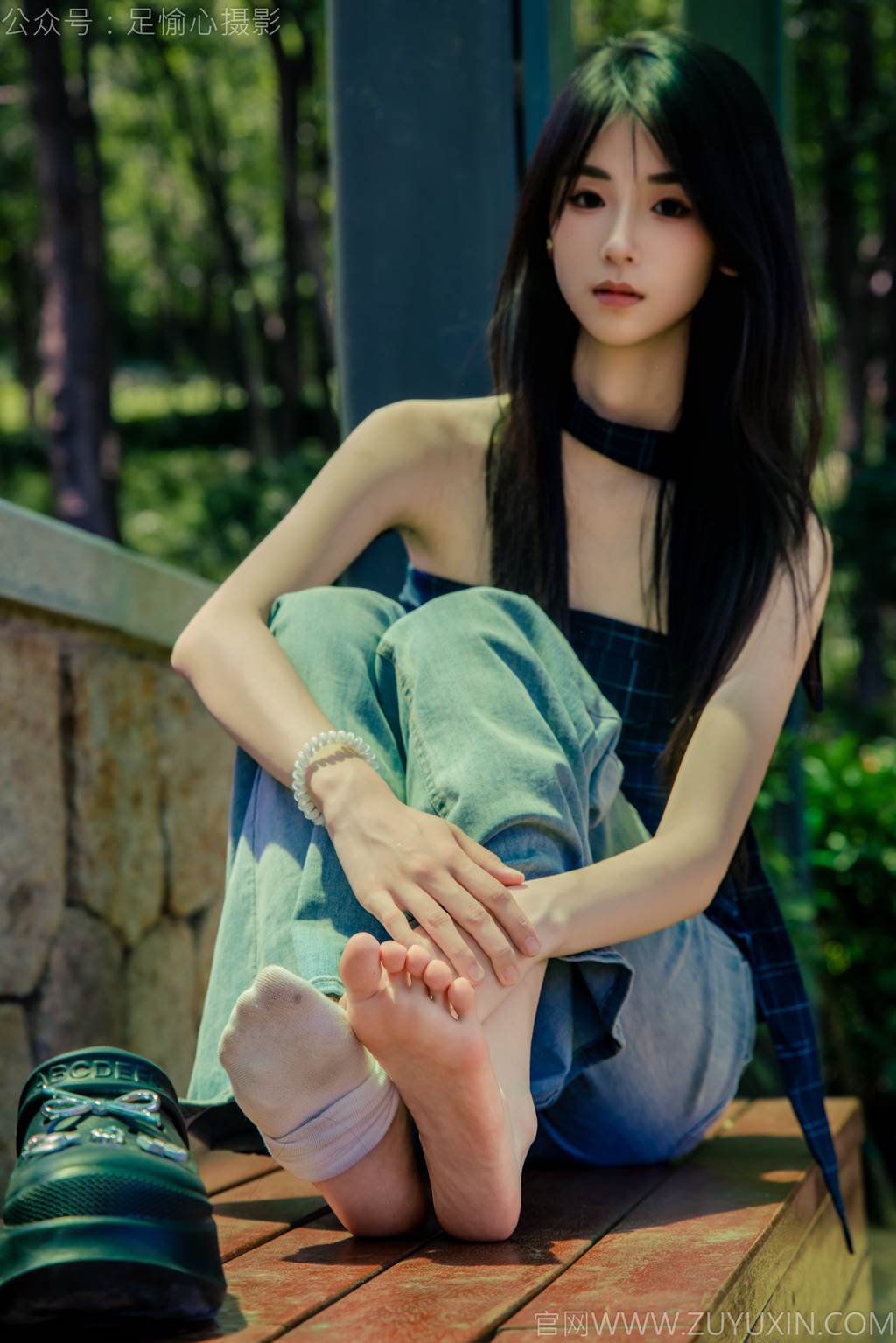 图片[57]-足愉心 NO.049 小瑶（搭配：蓝色格子吊带、牛仔长裤、白棉袜、洞洞鞋、裸足）[90P] – 速更版-美库