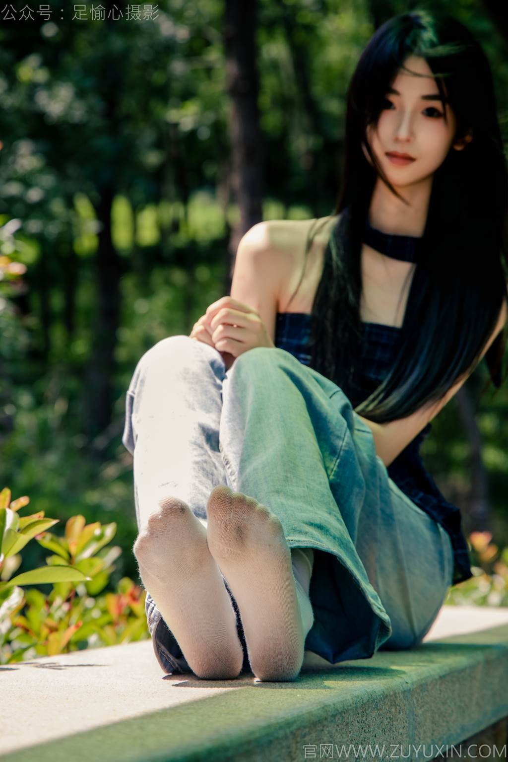 图片[59]-足愉心 NO.049 小瑶（搭配：蓝色格子吊带、牛仔长裤、白棉袜、洞洞鞋、裸足）[90P] – 速更版-美库