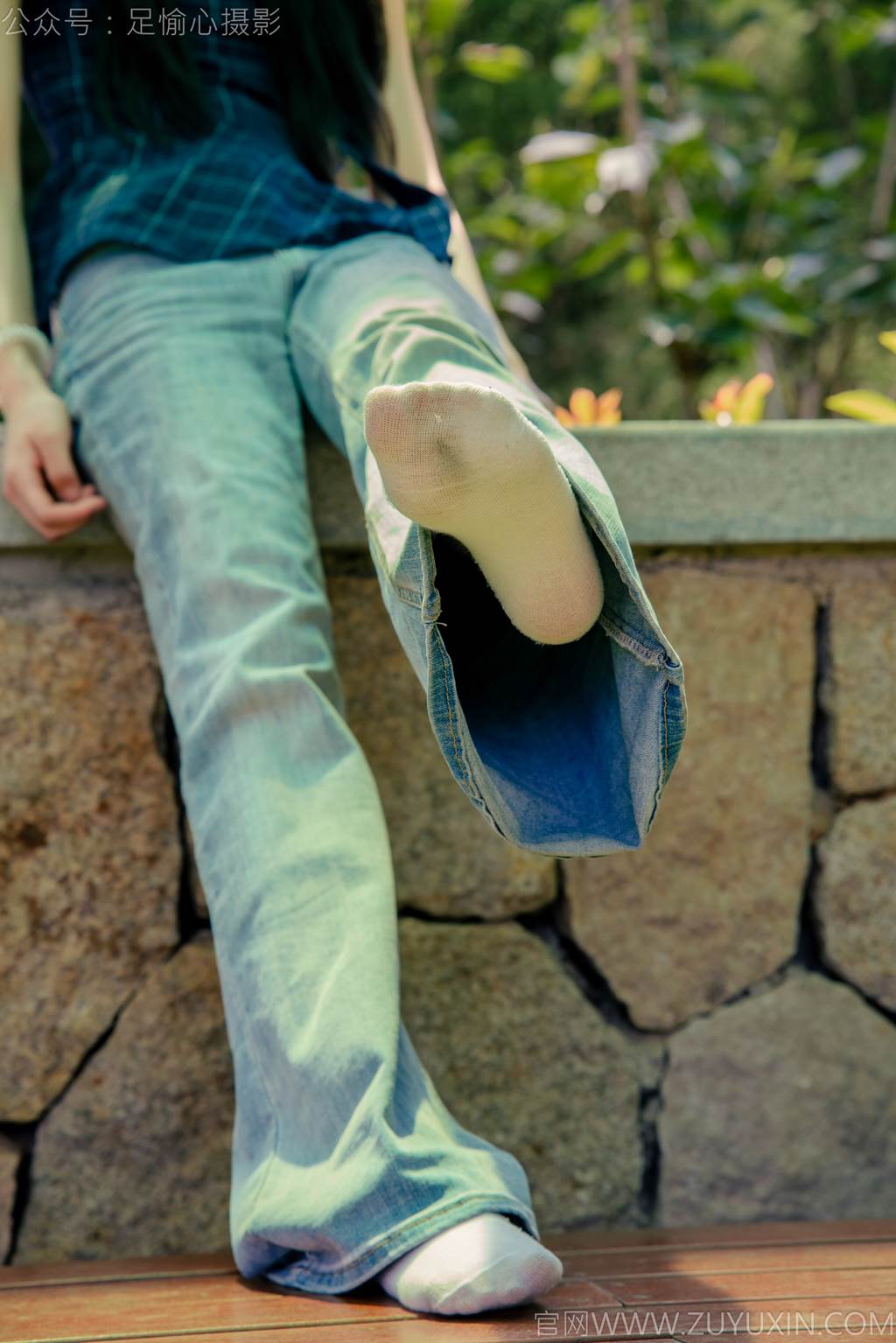 图片[60]-足愉心 NO.049 小瑶（搭配：蓝色格子吊带、牛仔长裤、白棉袜、洞洞鞋、裸足）[90P] – 速更版-美库