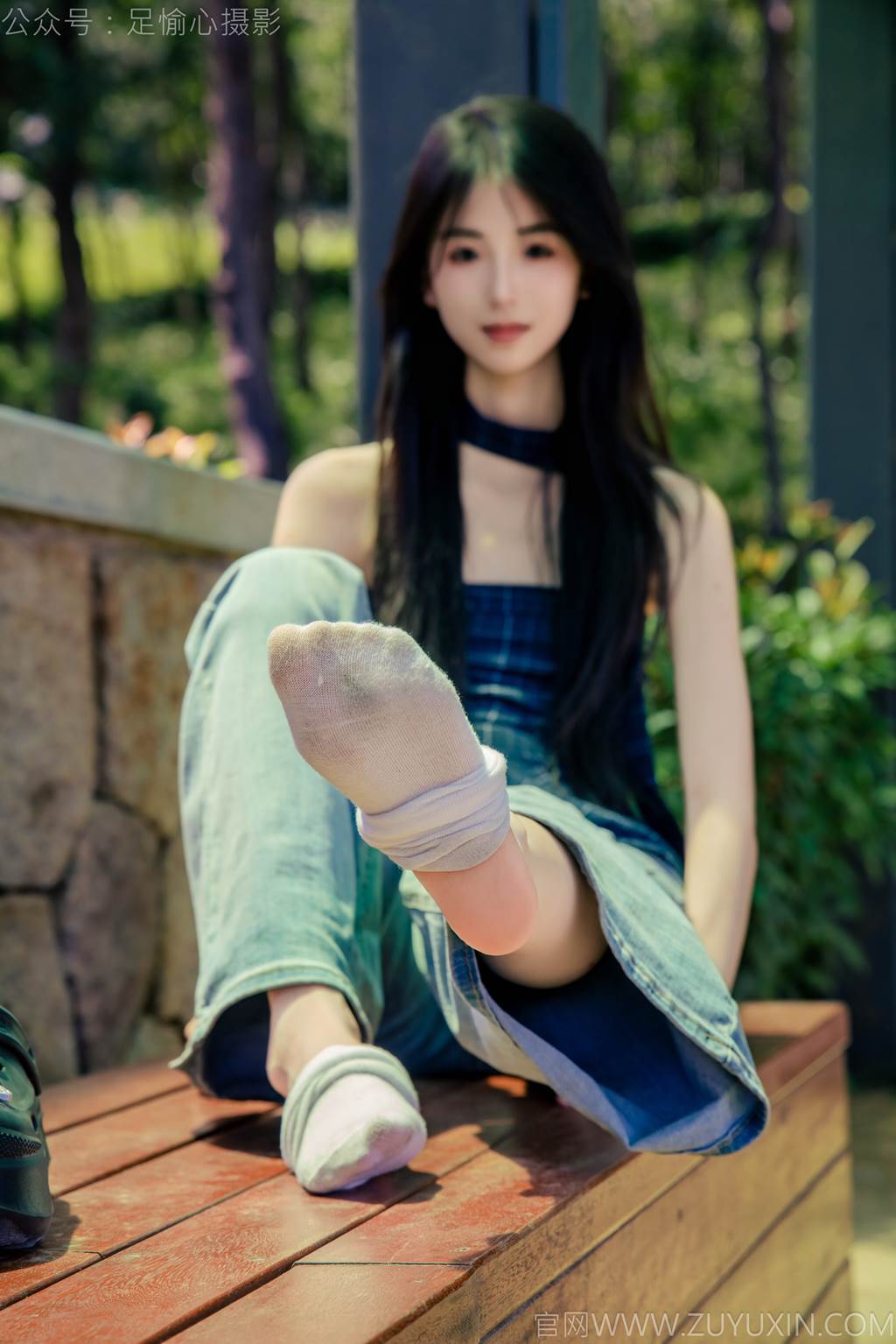 图片[61]-足愉心 NO.049 小瑶（搭配：蓝色格子吊带、牛仔长裤、白棉袜、洞洞鞋、裸足）[90P] – 速更版-美库