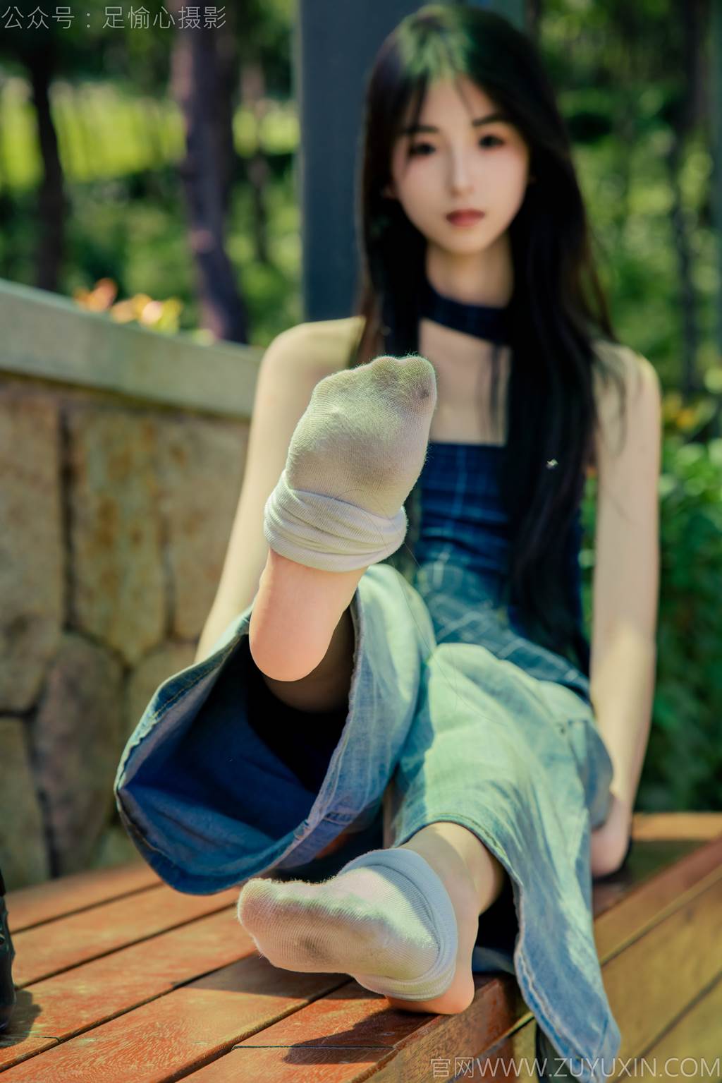 图片[62]-足愉心 NO.049 小瑶（搭配：蓝色格子吊带、牛仔长裤、白棉袜、洞洞鞋、裸足）[90P] – 速更版-美库