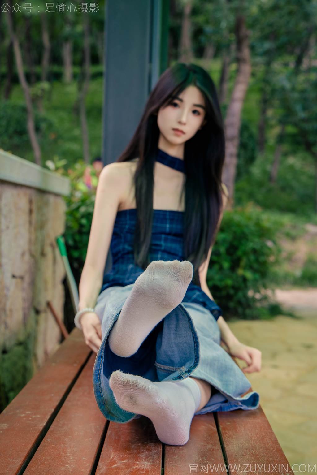 图片[64]-足愉心 NO.049 小瑶（搭配：蓝色格子吊带、牛仔长裤、白棉袜、洞洞鞋、裸足）[90P] – 速更版-美库