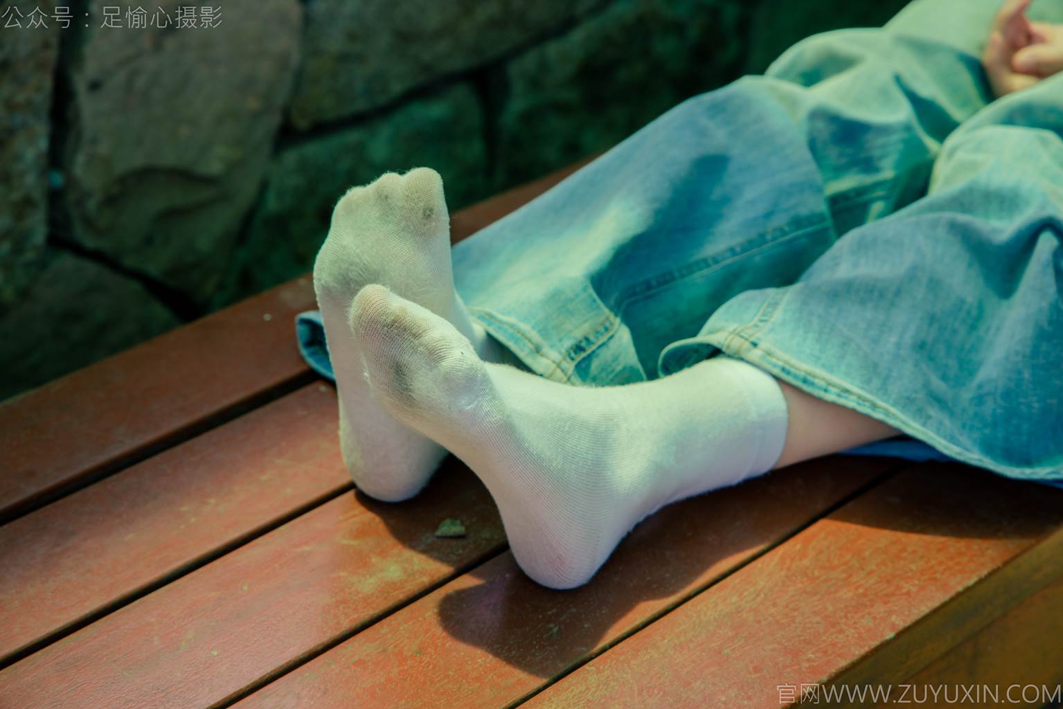 图片[65]-足愉心 NO.049 小瑶（搭配：蓝色格子吊带、牛仔长裤、白棉袜、洞洞鞋、裸足）[90P] – 速更版-美库
