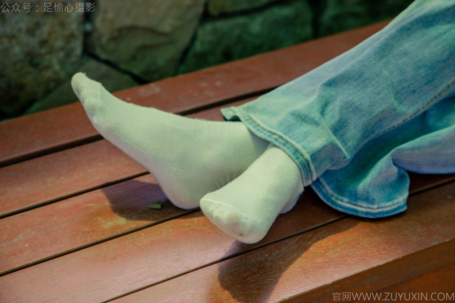 图片[66]-足愉心 NO.049 小瑶（搭配：蓝色格子吊带、牛仔长裤、白棉袜、洞洞鞋、裸足）[90P] – 速更版-美库